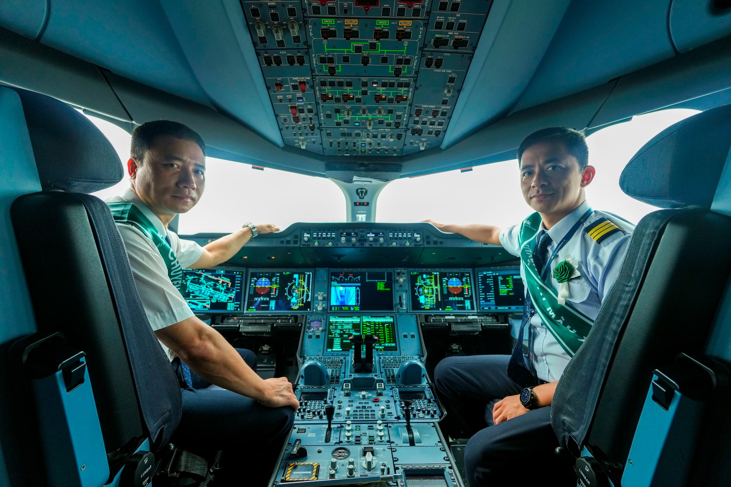 3. Phi công Vietnam Airlines trên chyến bay màu xanh