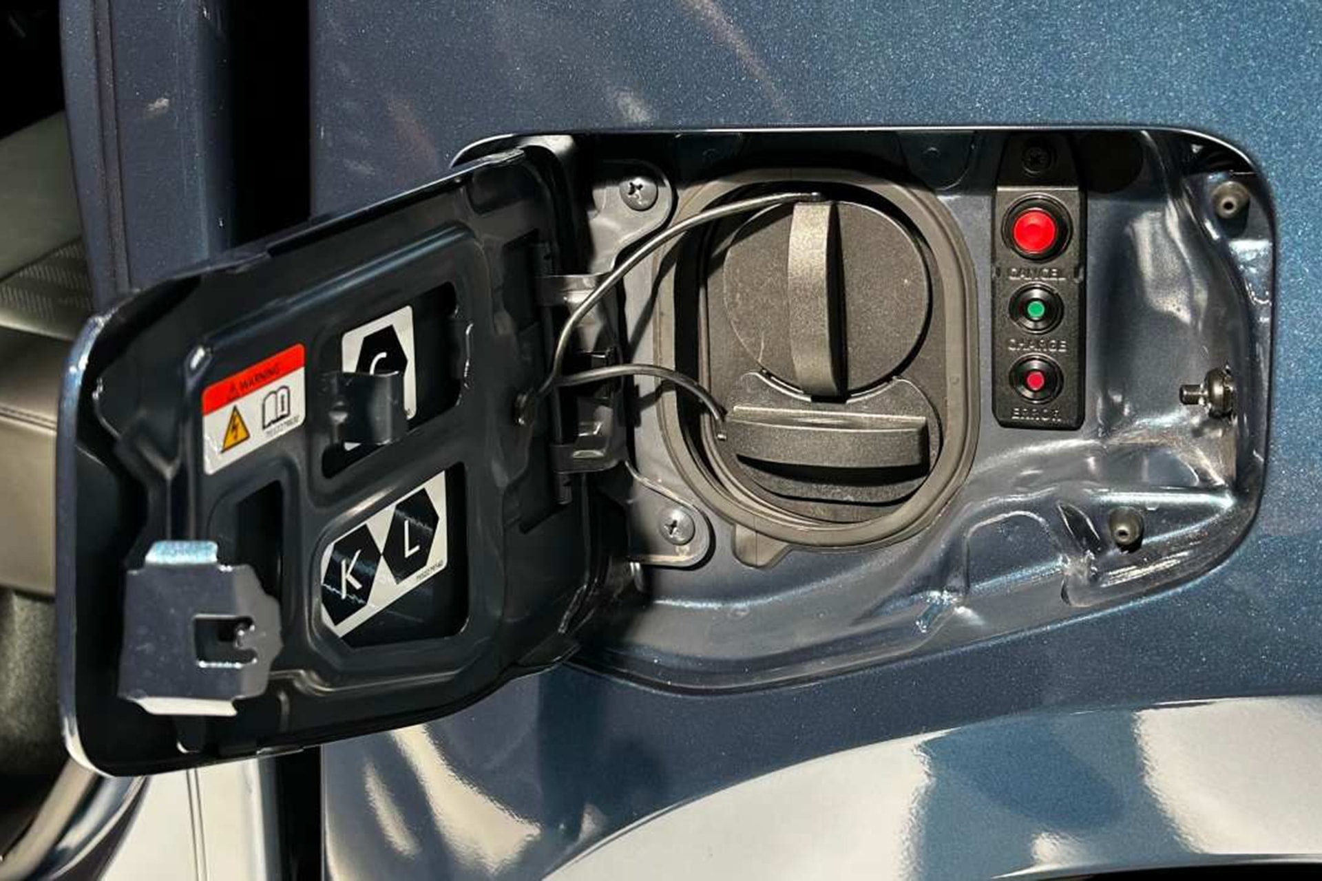 Cổng sạc đặt ở đúng vị trí nắp bình nhiên liệu trên biến thể máy dầu - Ảnh: AutoExpress