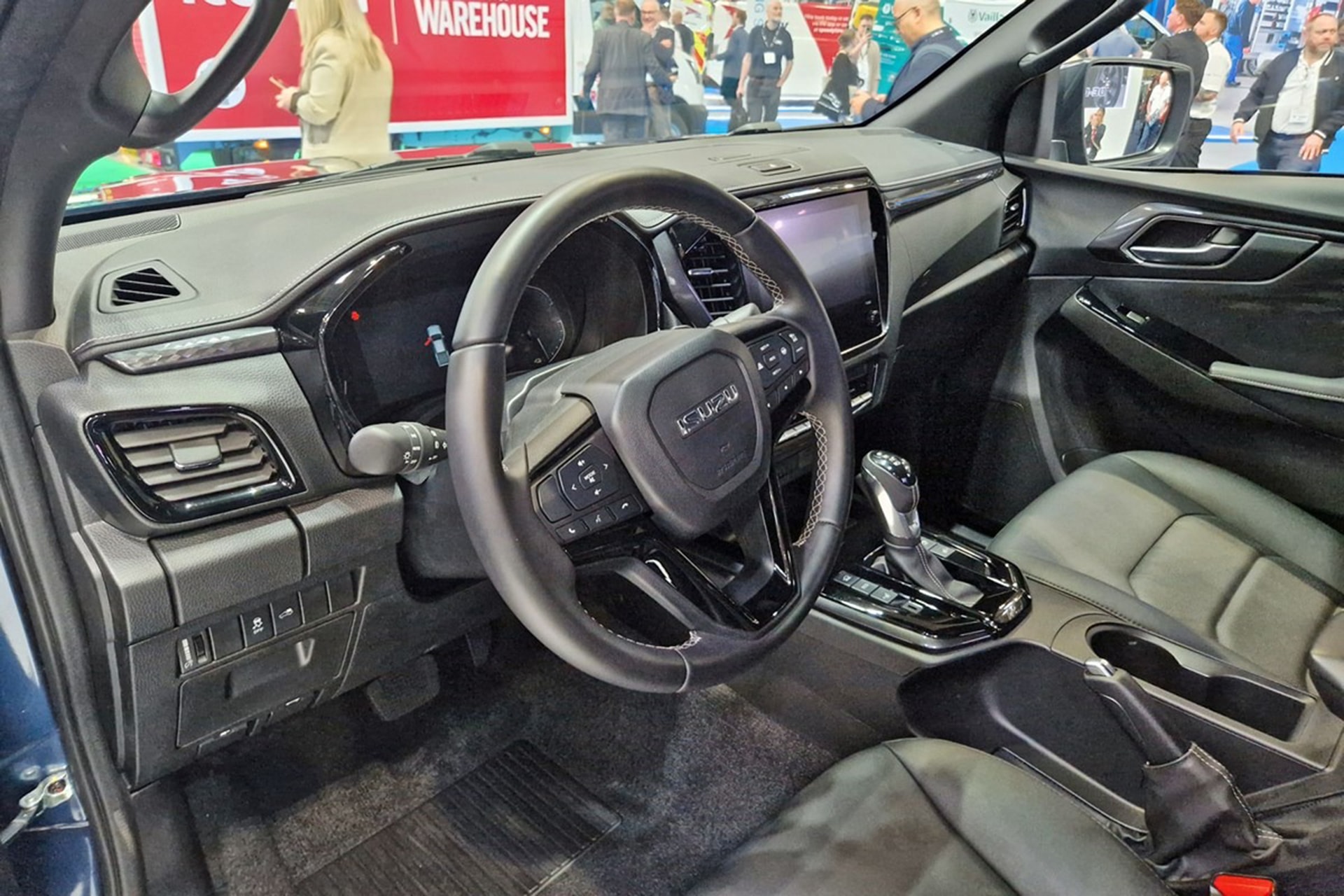 Thiết nội thất của xe bán tải điện Isuzu D-Max EV 2026 - Ảnh: Parkers