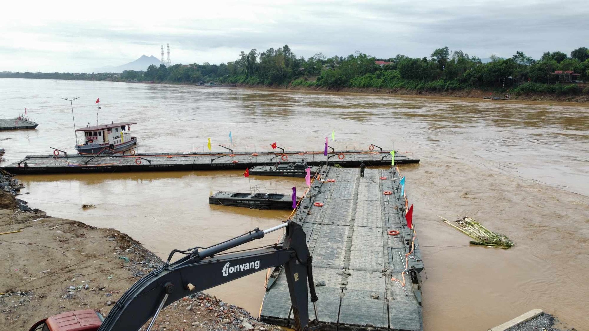 Cầu phao Phong Châu (Ảnh minh họa).