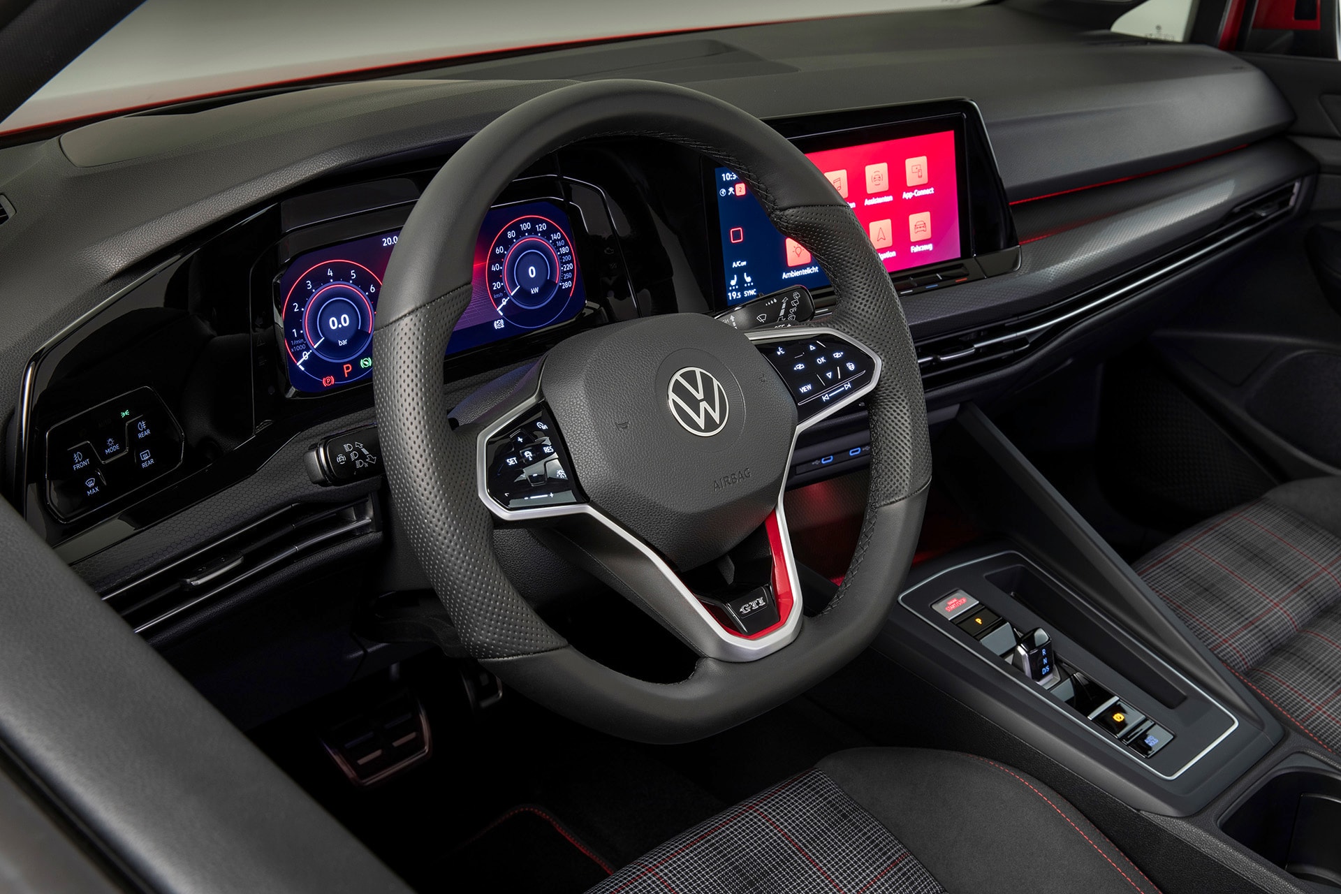 Thiết kế khoang lái của 2 phiên bản VW Golf 2.0 TSI GTI - Ảnh: VW