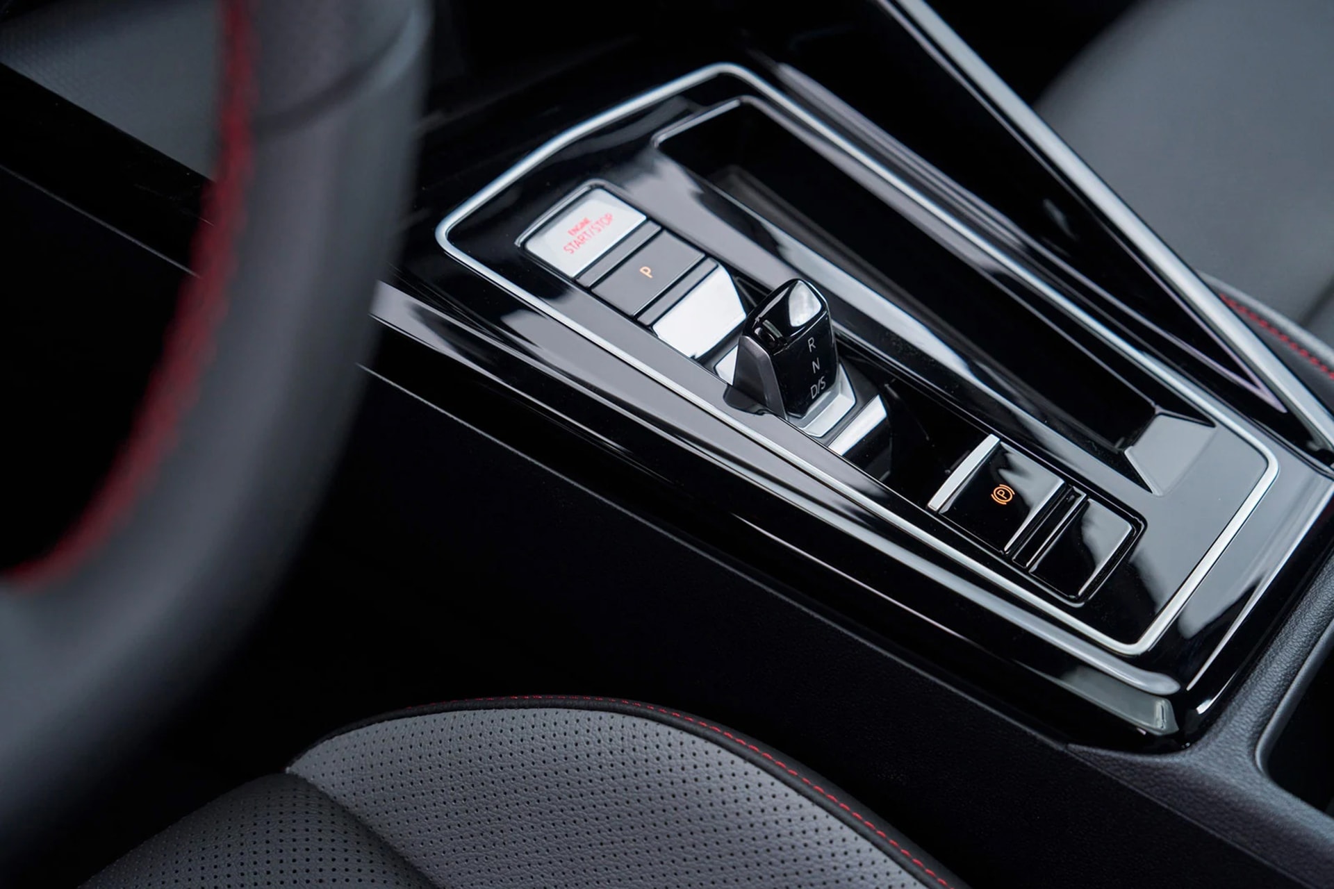 Cần số kiểu mới trên VW Golf 2.0 TSI GTI - Ảnh: VW