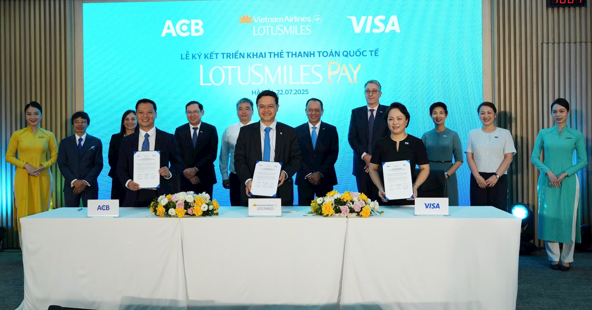 3. Vietnam Airlines hợp tác cùng ACB và Visa ra mắt thẻ hội viên tích hợp thanh toán Lotusmiles Pay