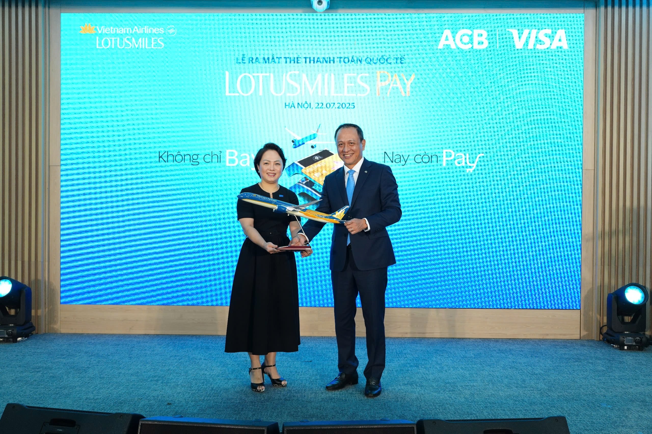 5. Tổng giám đốc Vietnam Airlines Lê Hồng Hà tặng quà lưu niệm cho bà Đặng Tuyết Dung, Giám đốc Visa Việt Nam và Lào.