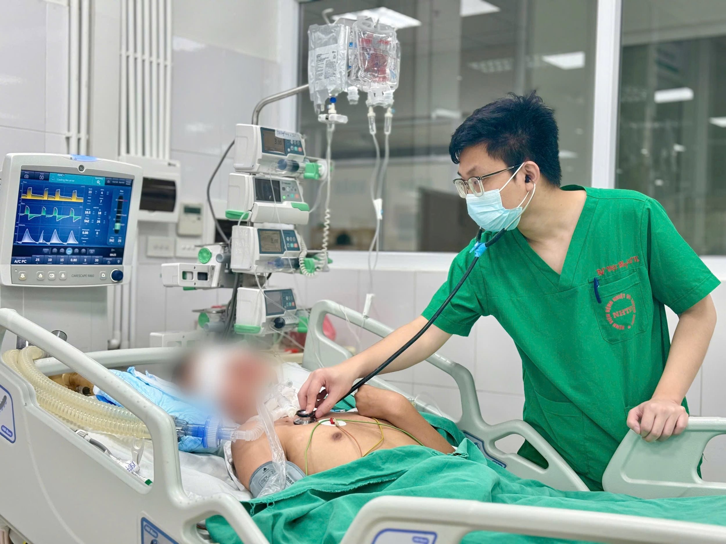  Bệnh nhân N.H.L vốn khỏe mạnh, đột ngột sốt cao 39–40°C.