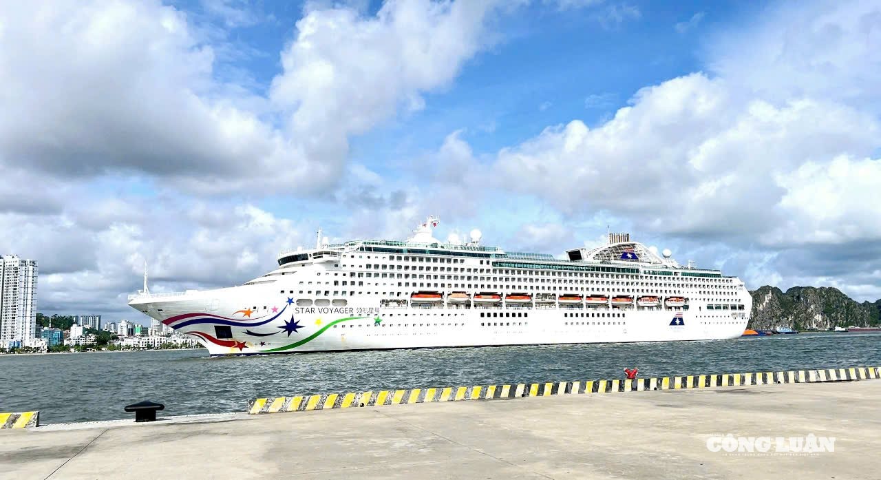 Tau-du-lich-quoc-te-STAR VOYAGER