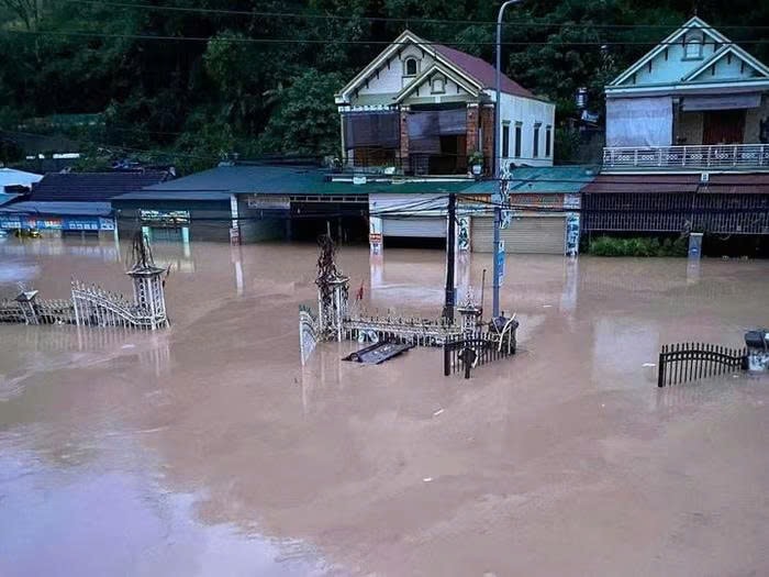 Theo thông tin từ Giám đốc Trung tâm Dự báo khí tượng thủy văn, hoàn lưu bão số 3 đã gây mưa rất lớn tại vùng núi phía Tây của tỉnh Nghệ An với lượng mưa phổ biến từ 120 - 200mm, nhiều nơi trên 300mm (trong 24 giờ qua), đồng thời mưa lớn đã và sẽ tiếp tục xảy ra trên thượng nguồn sông Cả thuộc lãnh thổ Lào.
