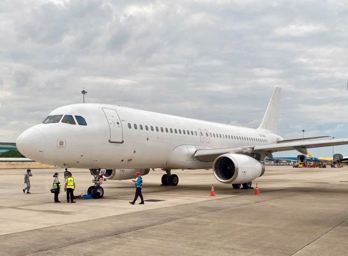 1_ Vietnam Airlines vừa tiếp nhận và đưa vào khai thác 2 tàu bay Airbus A320 theo hình thức thuê ướt để phục vụ cao điềm hè 2025.