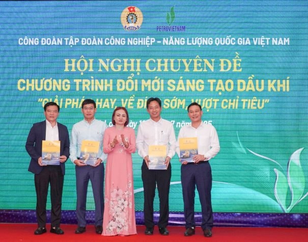 Đại diện PV GAS nhận khen thưởng cho đơn vị có phong trào “Đổi mới sáng tạo Dầu khí”