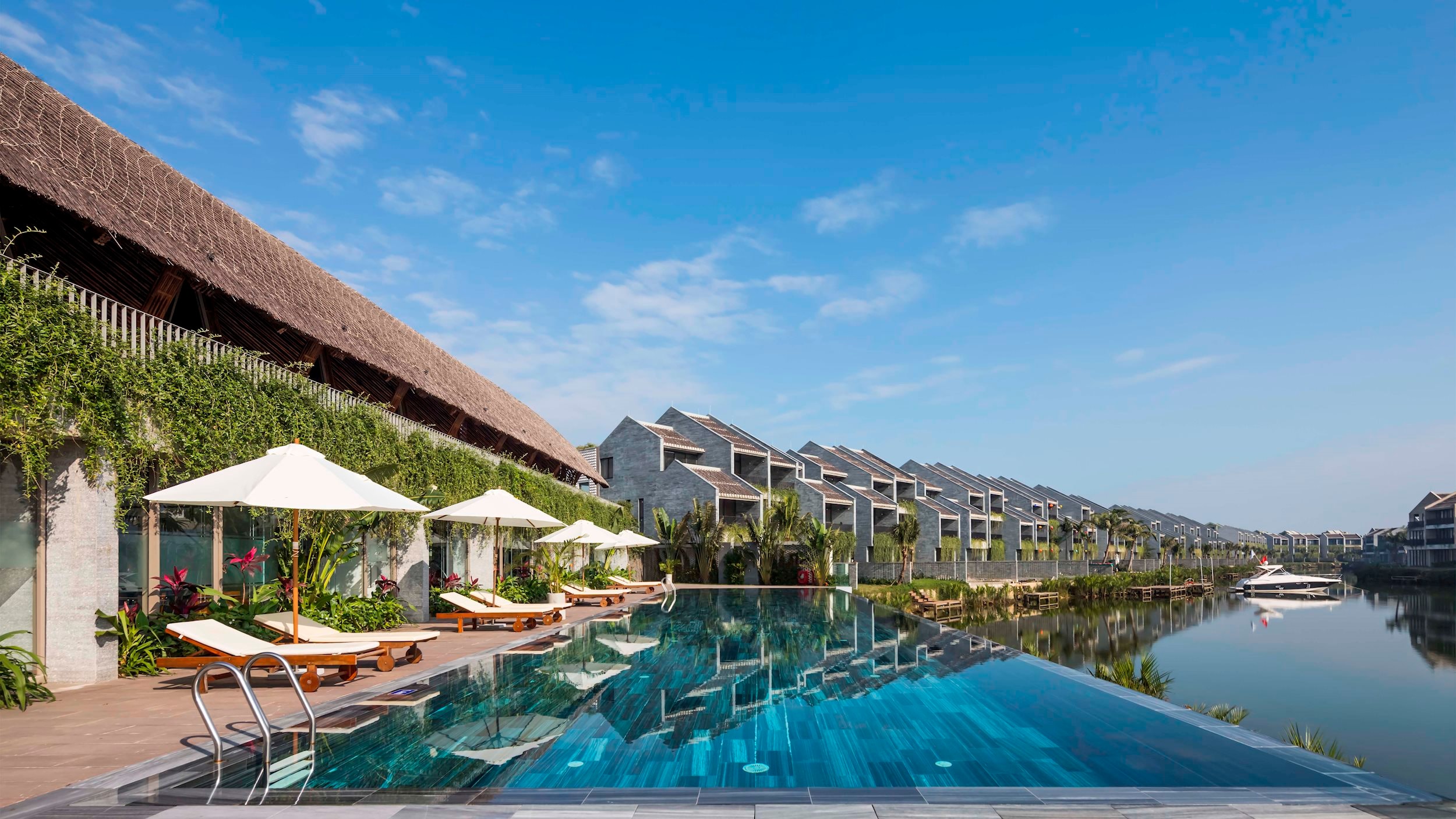 Casamia có thiết kế hài hòa với thiên nhiên và kênh nước tự nhiên vào từng hiên nhà