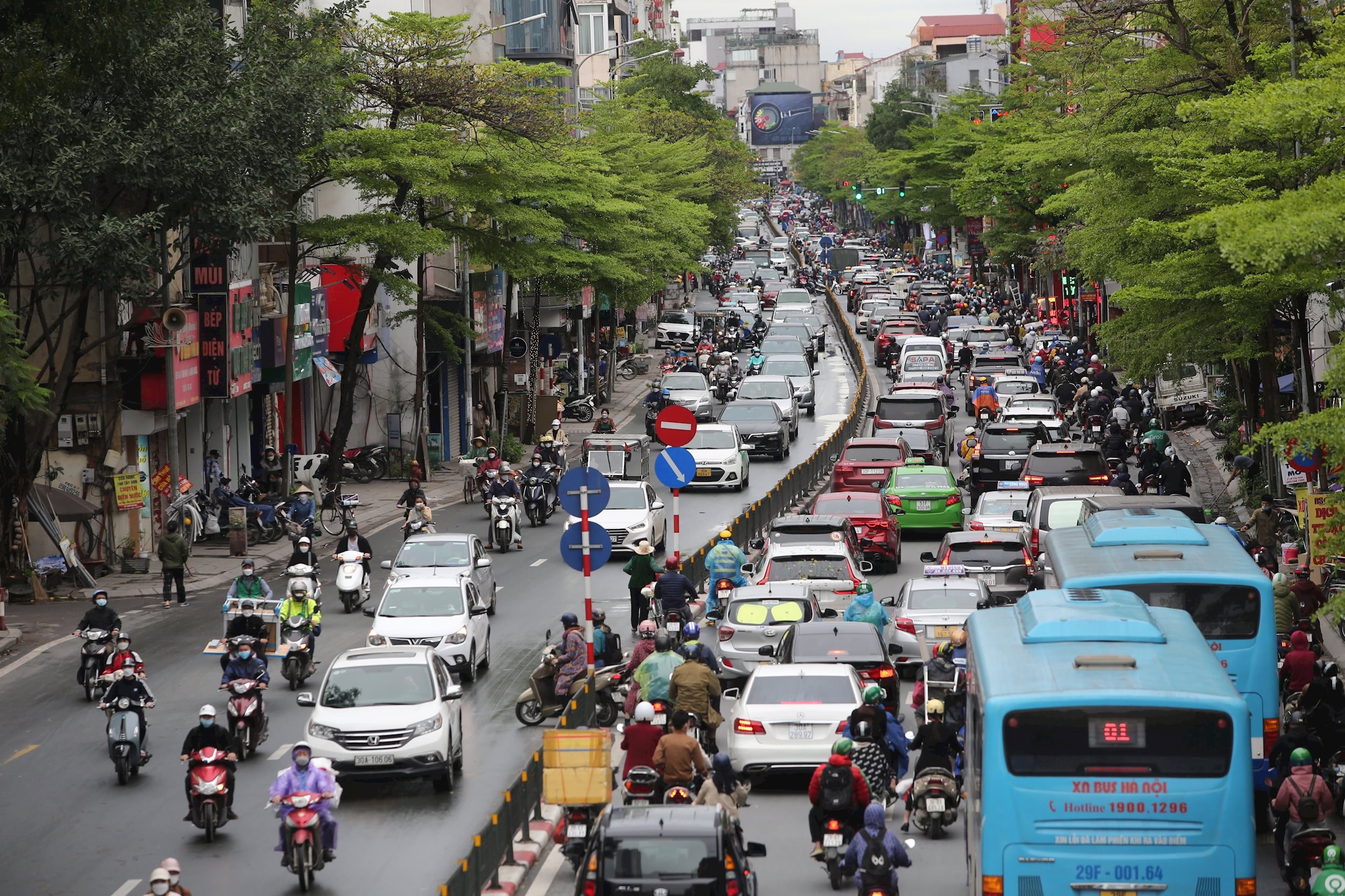 Ảnh 1.Lượng phương tiện cá nhân tại Thủ đô tăng nhanh kéo theo đó là nhiều hệ hụy về ô nhiễm môi trường, ùn tắc giao thông. Ảnh.NH.