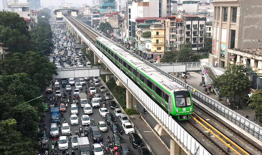Ảnh 2.Phát triển phương tiện giao thông công cộng xanh để giải bài toán ô nhiễm. Ảnh.TL.