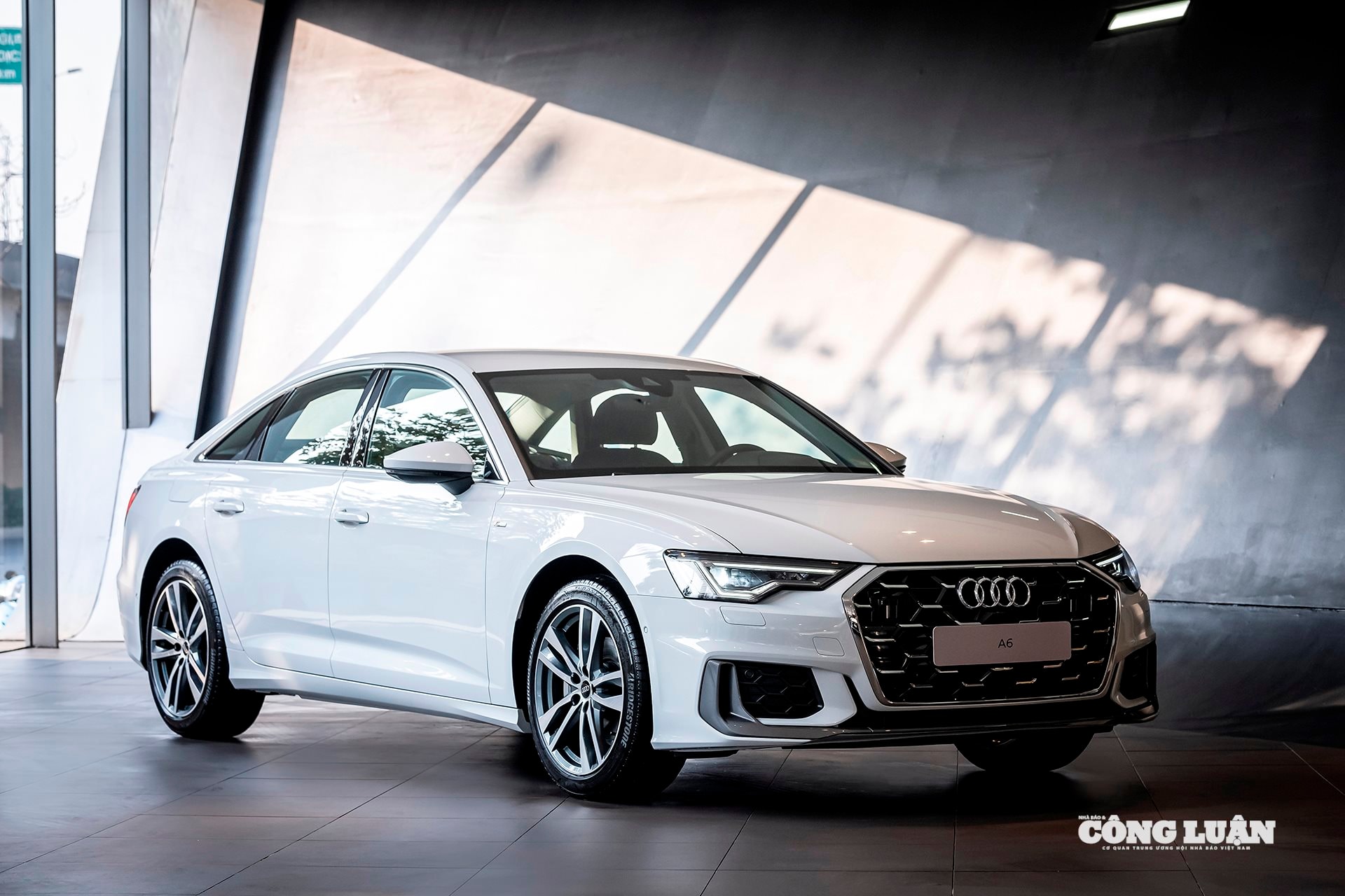 Mẫu sedan Audi A6 2025 hiện đang có giá bán lẻ tiêu chuẩn từ 2,299 tỷ đồng.