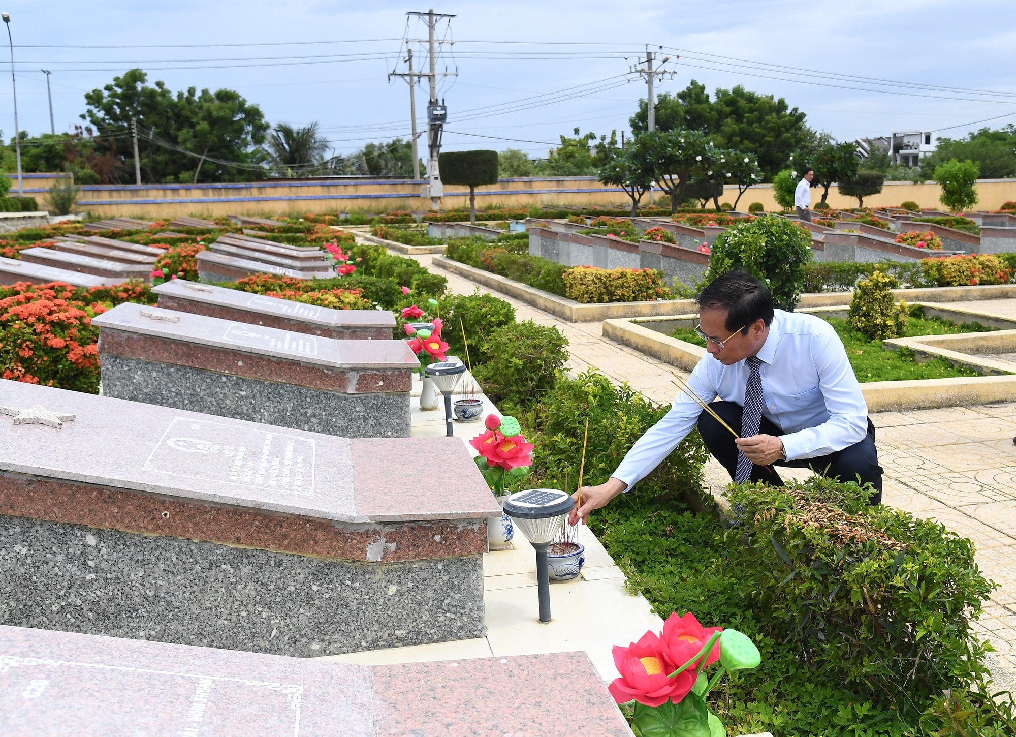 dang-huong-hoa-tuong-nho-va-tri-an-cac-anh-hung-liet-si-tai-nghia-trang-liet-si-tinh-ninh-thuan-cu-175335050854673664790.jpg