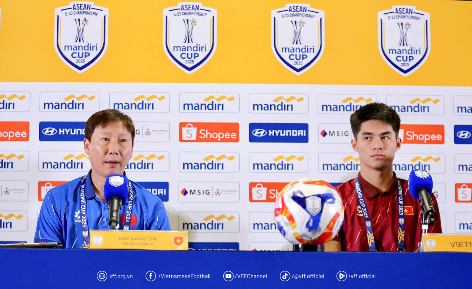 HLV Kim Sang Sik và thủ môn Trần Trung Kiên tham dự họp báo trước trận bán kết giải U23 Đông Nam Á 2025.