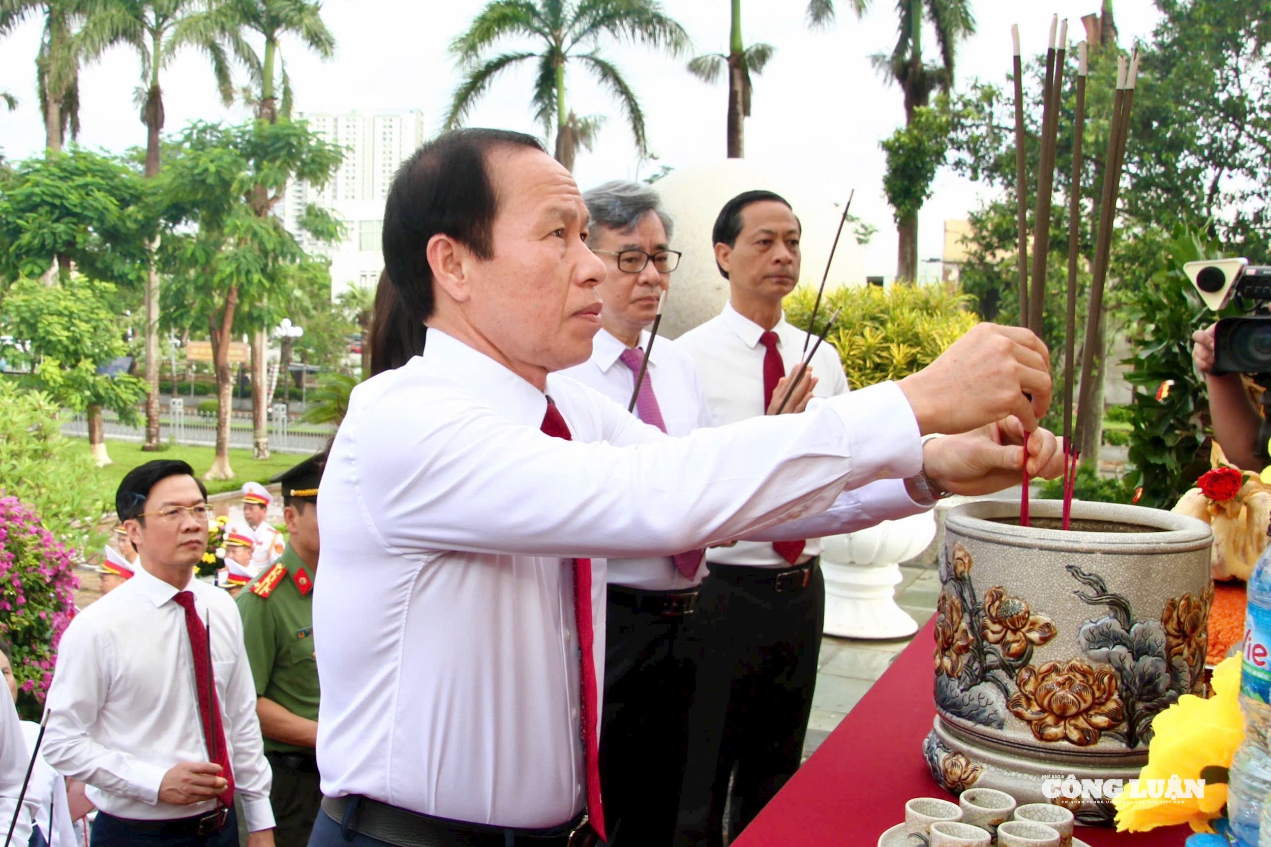 Lãnh đạo thành phố Hải Phòng dâng hương tại Đài tưởng niệm các Anh hùng liệt sĩ thành phố.
