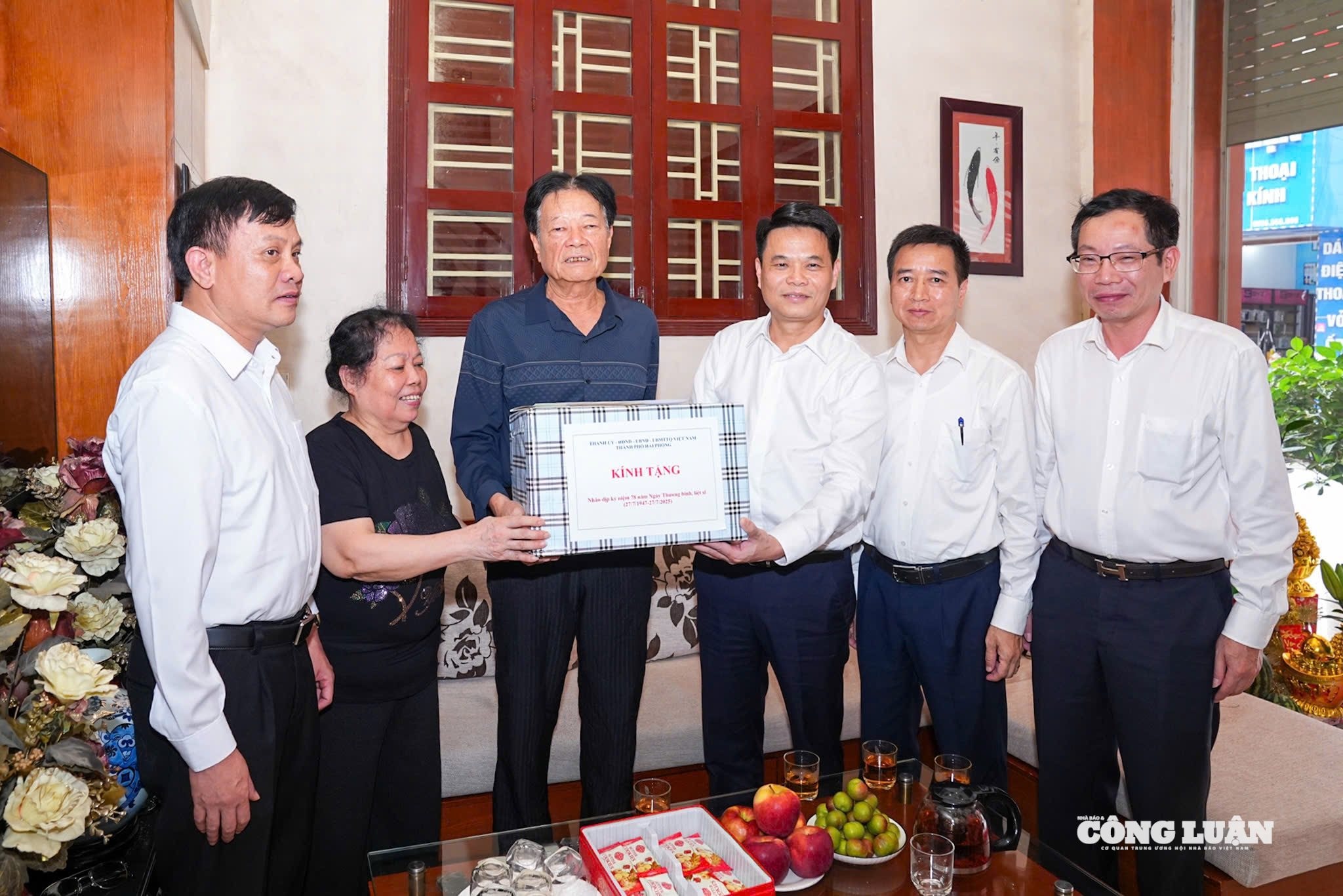 Chủ tịch UBND thành phố Hải Phòng Lê Ngọc Châu thăm, tặng quà gia đình người có công trên địa bàn phường Lê Chân nhân dịp Kỷ niệm 78 năm Ngày Thương binh, liệt si.