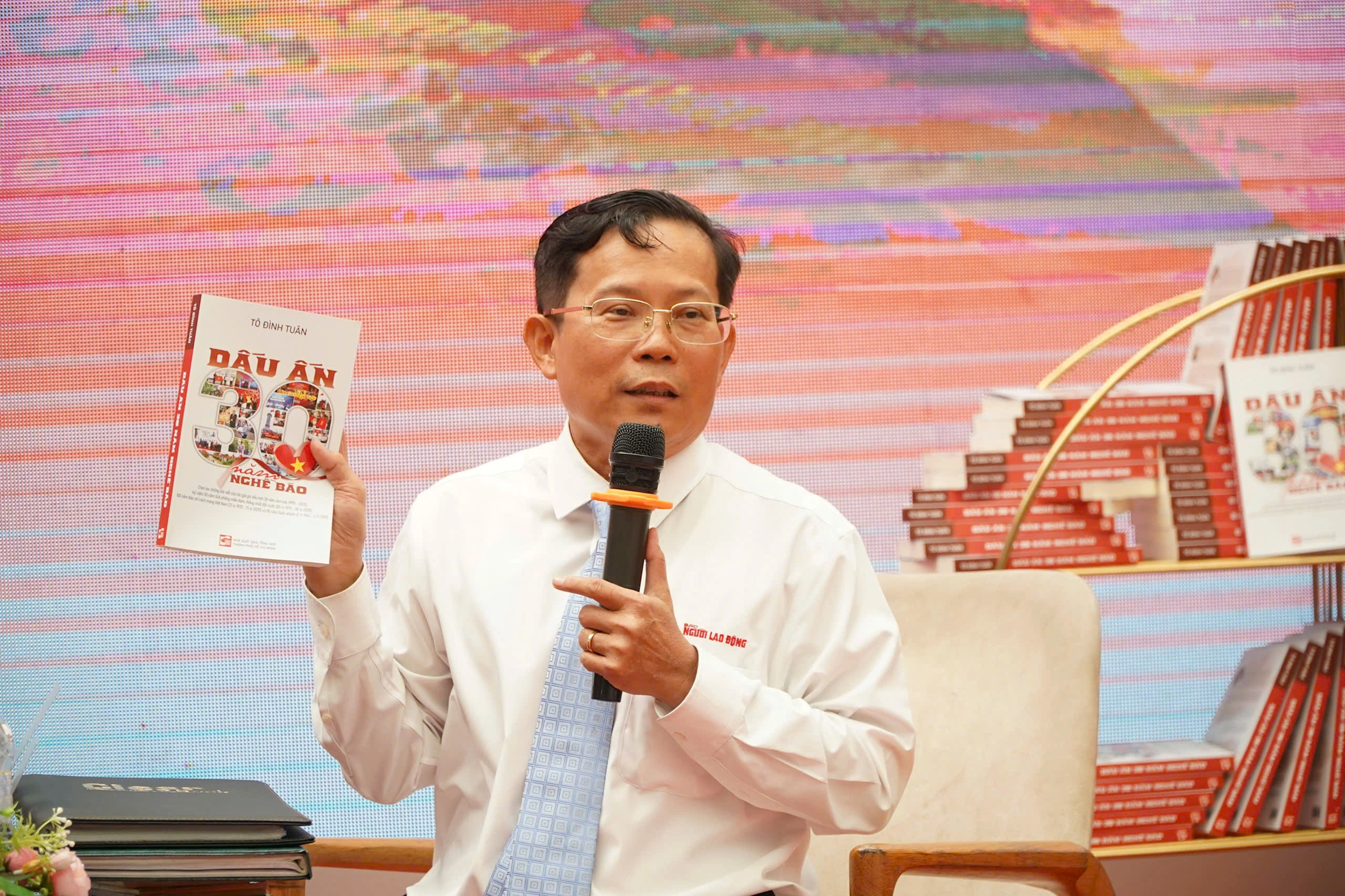 Nhà báo Tô Đình Tuân - Tổng biên tập Báo Người Lao Động tại sự kiện ra mắt cuốn sách dấu ấn 30 năm nghề báo của ông.