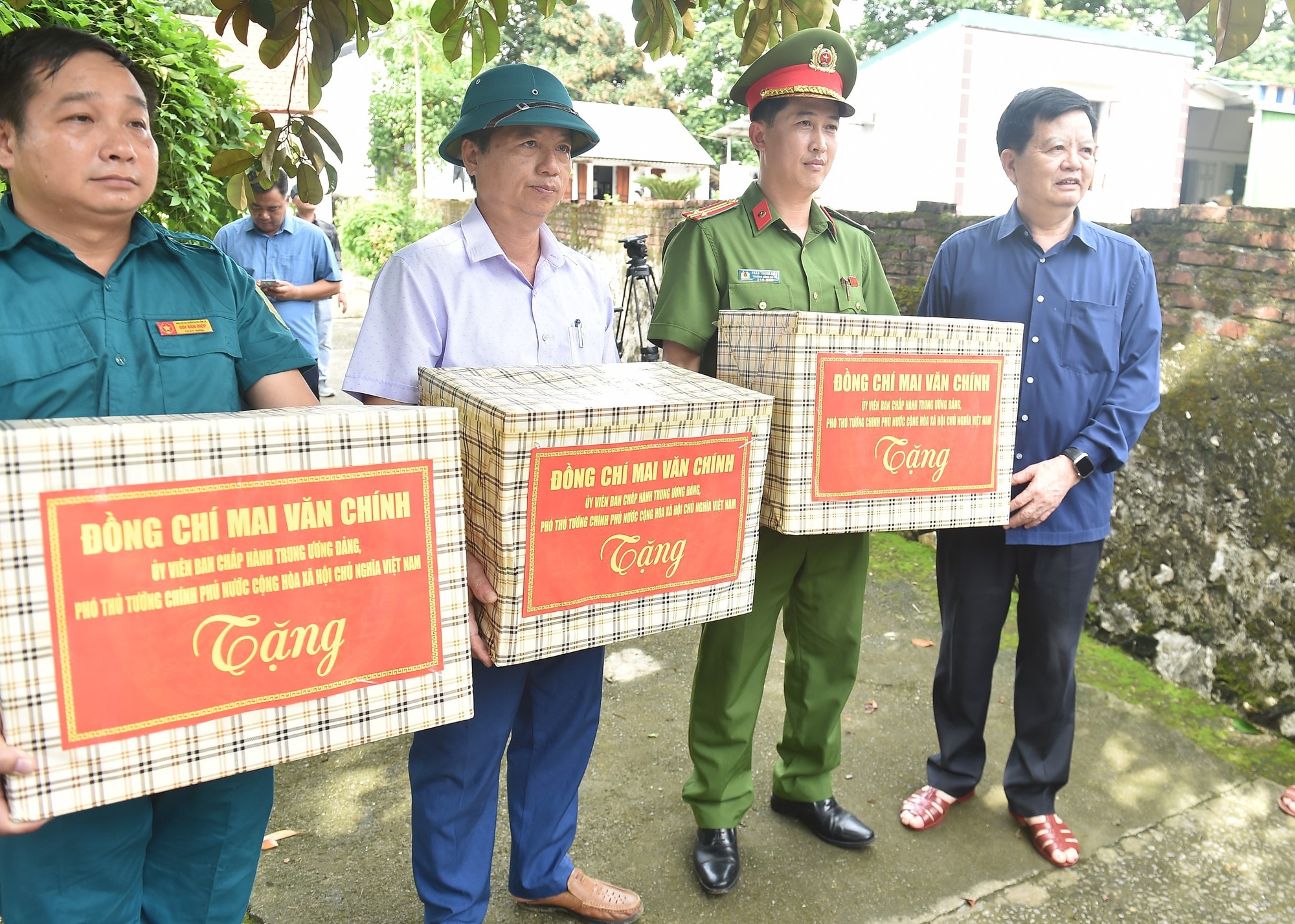 pttg-tang-qua-cac-luc-luong-ho-tro-nguoi-dan-bi-anh-huong-boi-mua-lu-tai-xa-cam-tu-17533532732661507649621.jpeg