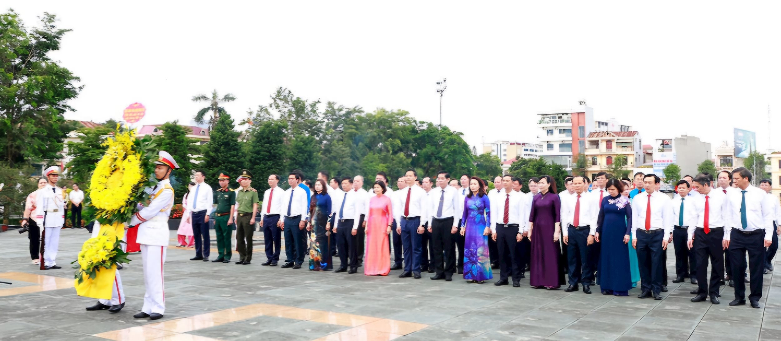 Các đồng chí lãnh đạo tỉnh Bắc Ninh dâng hoa tại Đài tưởng niệm Anh hùng liệt sĩ tỉnh Bắc Ninh.