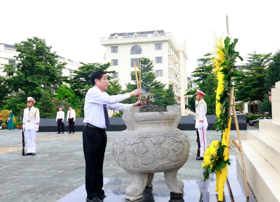 Đồng chí Nguyễn Văn Gấu, Bí thư tỉnh ủy Bắc Ninh dâng hương tại Đài tưởng niệm.