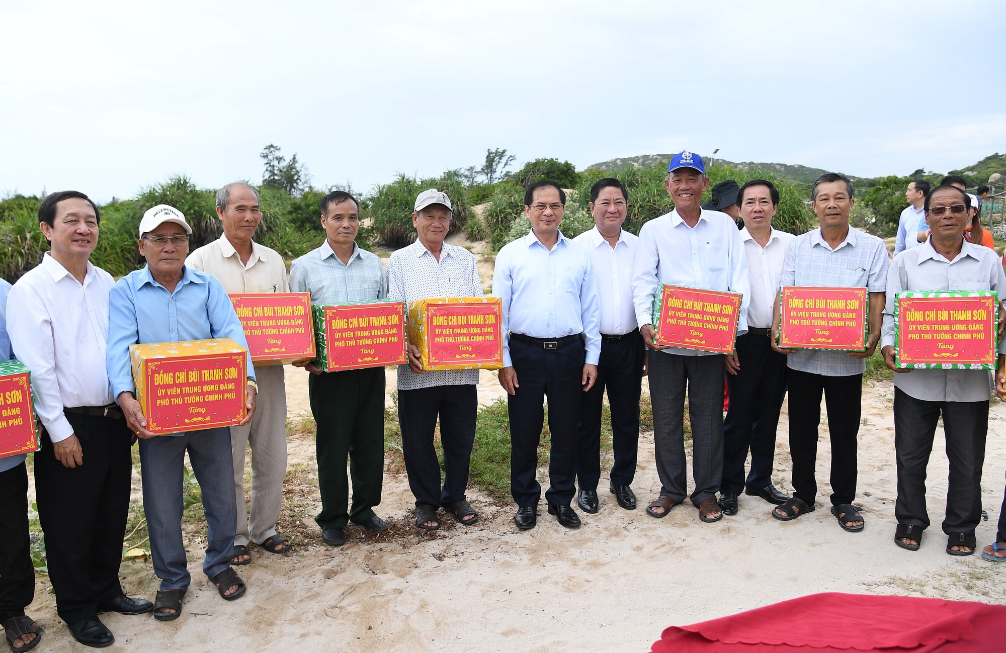 tang-qua-cho-nguoi-dan-vung-quy-hoach-nha-may-dien-hat-nhan-17533505207192099337307.jpg