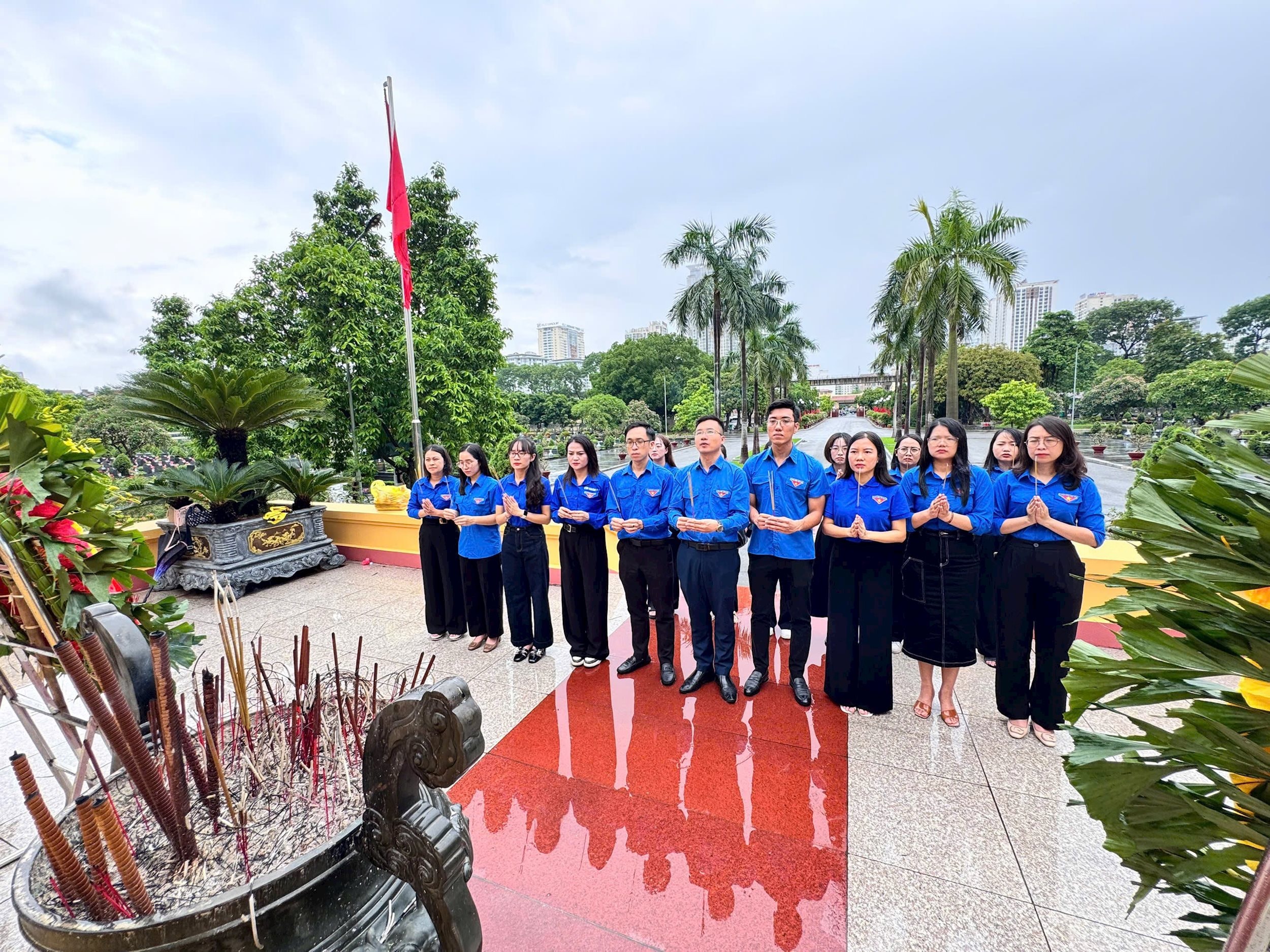 Đồng chí Nguyễn Nhất Linh – Bí thư Đoàn Thanh niên Mặt trận Tổ quốc Việt Nam, cùng các Bí thư, Phó Bí thư Đoàn thanh niên các cơ sở dâng hương tưởng niệm các Anh hùng liệt sĩ tại Nghĩa trang Mai Dịch (Cầu Giấy, Hà Nội).