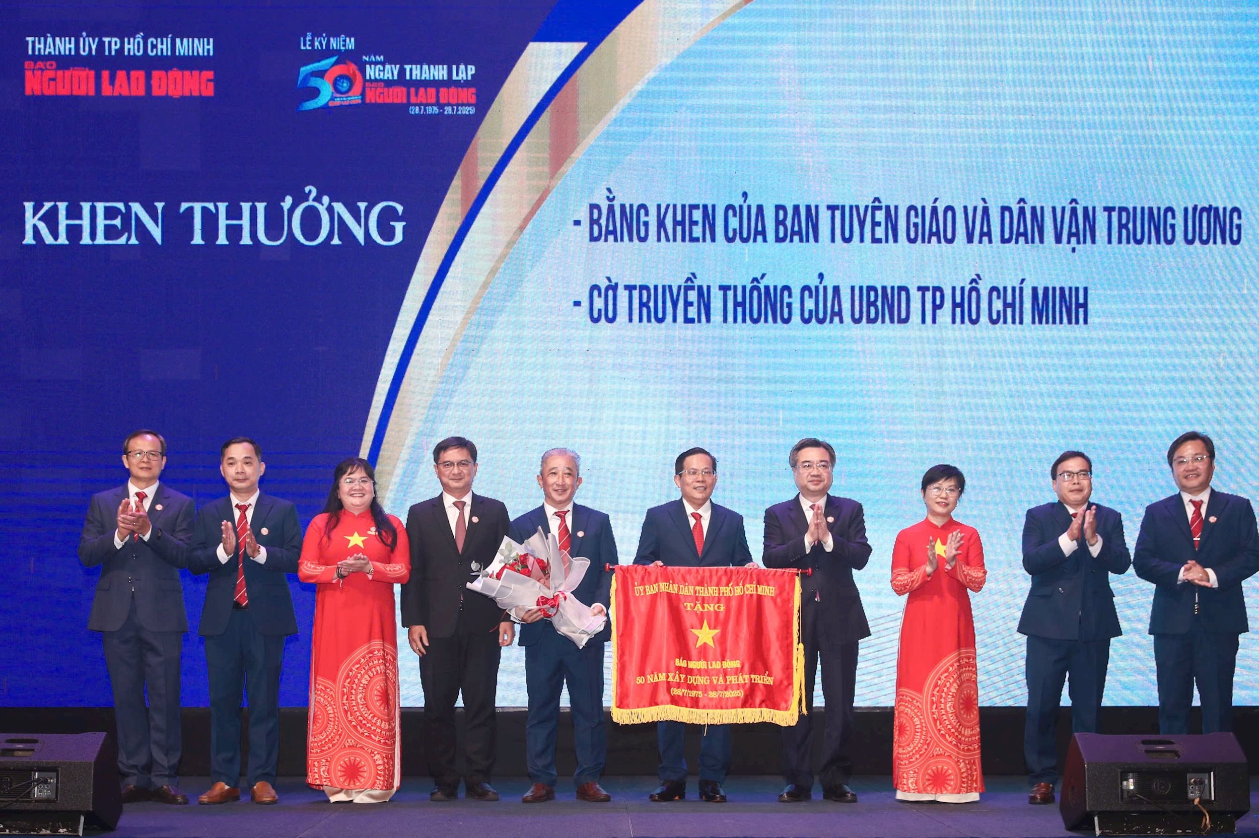 Báo Người Lao Động nhận Cờ Truyền thống và Bằng khen