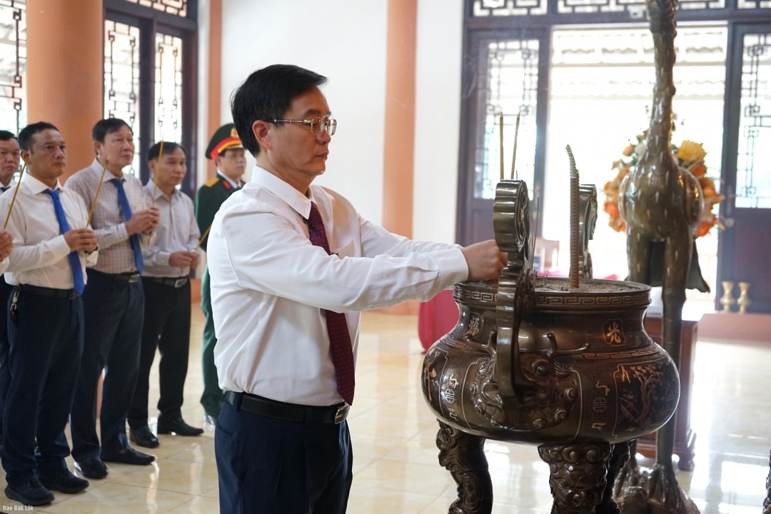 Bí Thư tỉnh ủy Đắk Lắk Nguyễn Đình Trung dâng hương tại đền thờ liệt sĩ tỉnh Đắk Lắk (Ảnh Thúy Hồng)