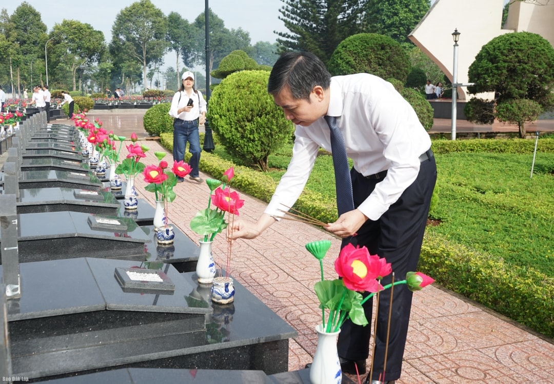 Chủ tịch ủy ban nhân dân tỉnh Đắk Lắk Tạ Anh Tuấn thắp hương tại phần mộ liệt sĩ (Ảnh Thúy Hồng)