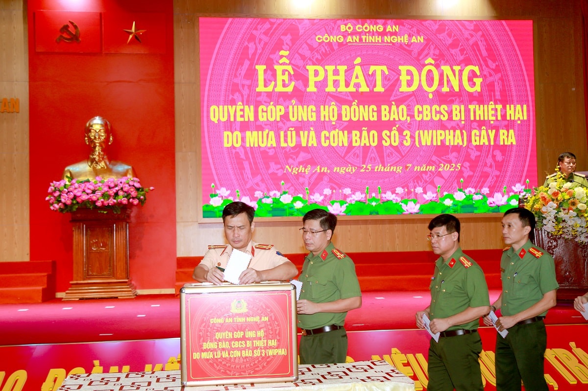 Lãnh đạo, CBCS các đơn vị trong Công an tỉnh quyên góp ủng hộ