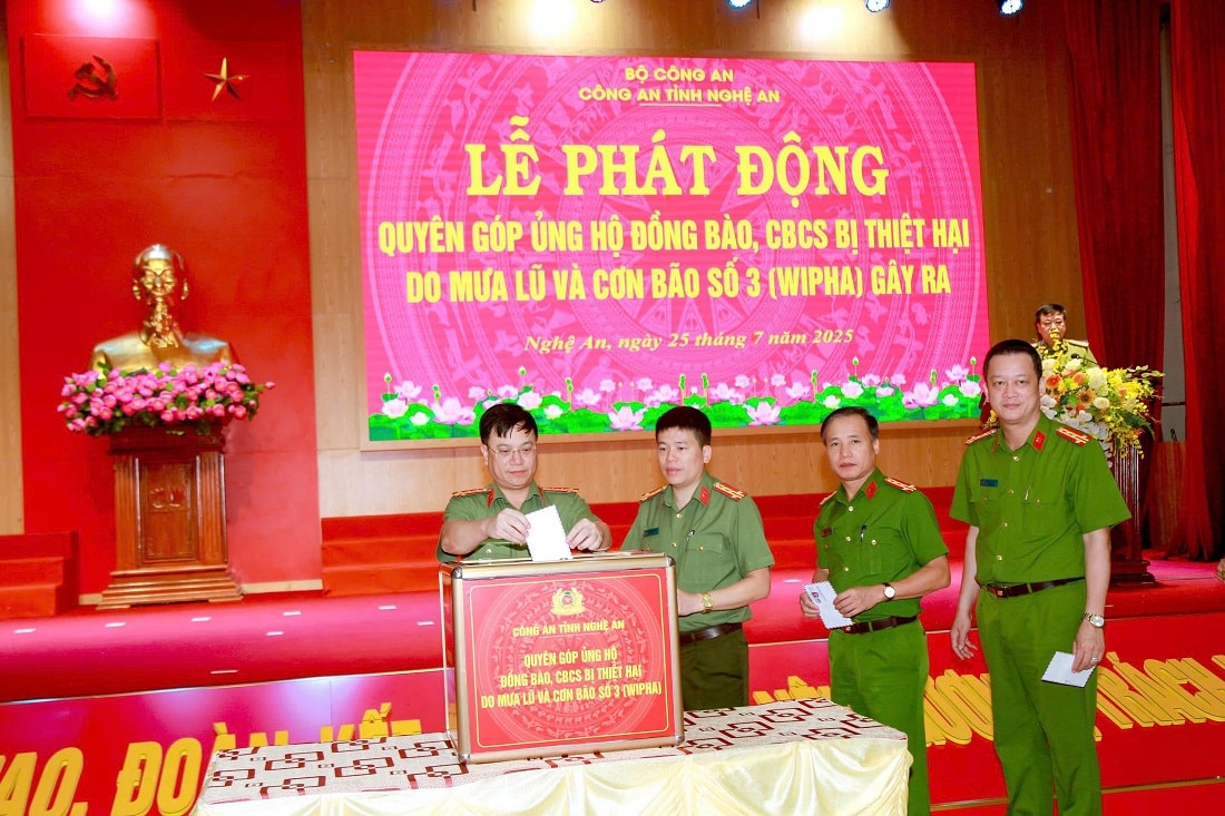 Lãnh đạo Công an tỉnh ủng hộ người dân chịu ảnh hưởng cơn bão số 3