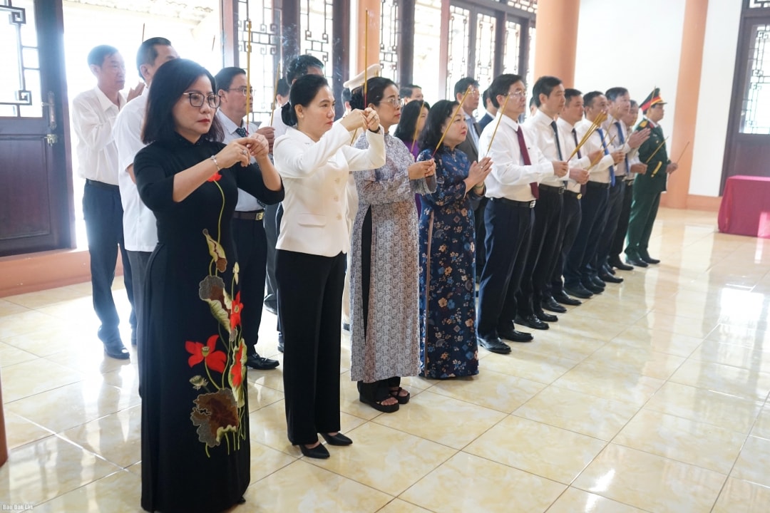 Lãnh đạo tỉnh Đắk Lắk và đại biểu dâng hương tại Đền thờ Liệt sĩ tỉnh (Ảnh Thúy Hồng)