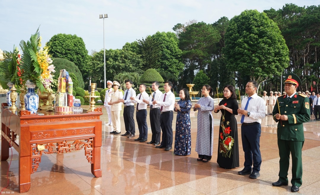 Lãnh đạo tỉnh và đại biểu dâng hương các anh hùng liệt sĩ (Ảnh Thúy Hồng)