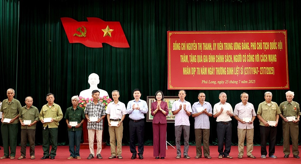 trao quà Ninh Bình