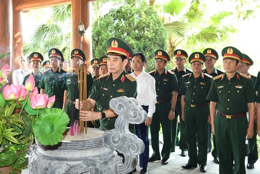 Đoàn công tác Quân ủy Trung ương, Bộ Quốc phòng do Đại tướng Phan Văn Giang làm trưởng đoàn, dâng hương tại Nhà tưởng niệm Chủ tịch Hồ Chí Minh (xã Phú Đình, tỉnh Thái Nguyên). (Ảnh QĐND).