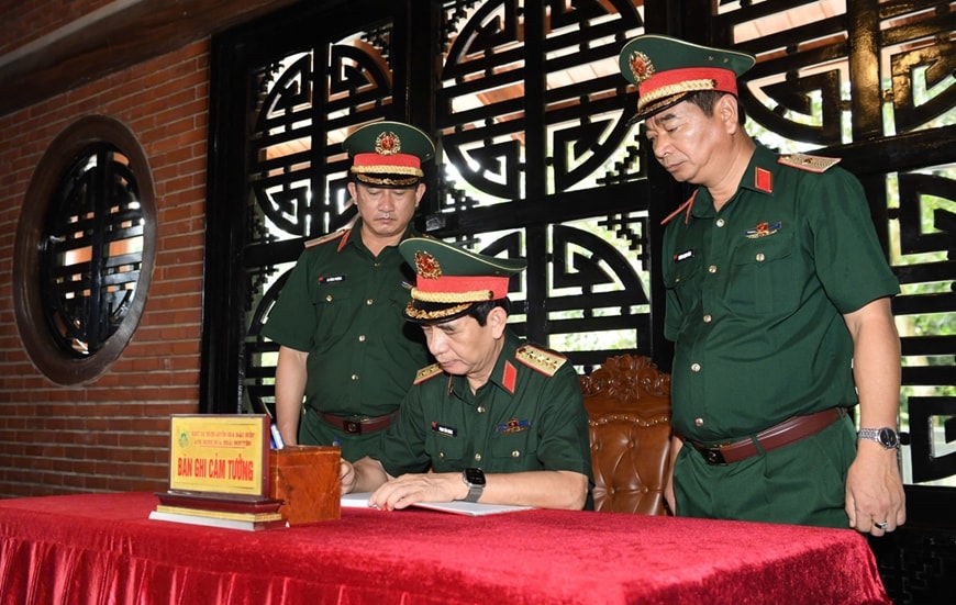 Đại tướng Phan Văn Giang ghi sổ lưu niệm tại Nhà tưởng niệm Chủ tịch Hồ Chí Minh (Ảnh QĐND).