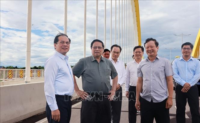 Thủ tướng Phạm Minh Chính thị sát cầu Nguyễn Hoàng bắc qua sông Hương. Ảnh: Dương Giang/TTXVN