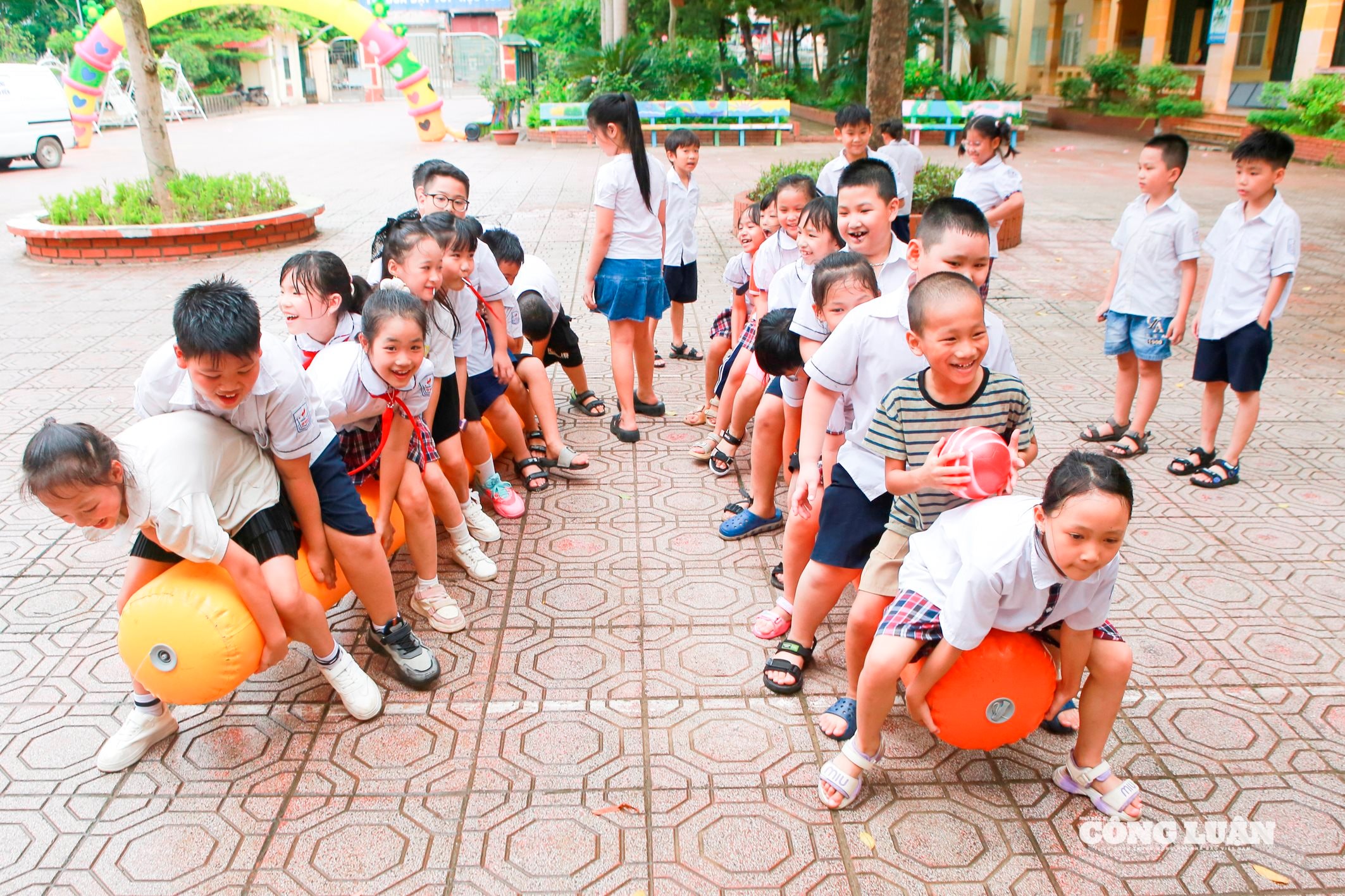 Đại diện nhà trường cho biết, Câu lạc bộ hè là hoạt động thường niên được tổ chức định kỳ hằng năm theo kế hoạch được phê duyệt từ cấp trên. Mỗi năm, chương trình đều có sự đổi mới về nội dung và hình thức, đảm bảo phù hợp với tâm lý, độ tuổi và nhu cầu phát triển toàn diện của học sinh tiểu học.