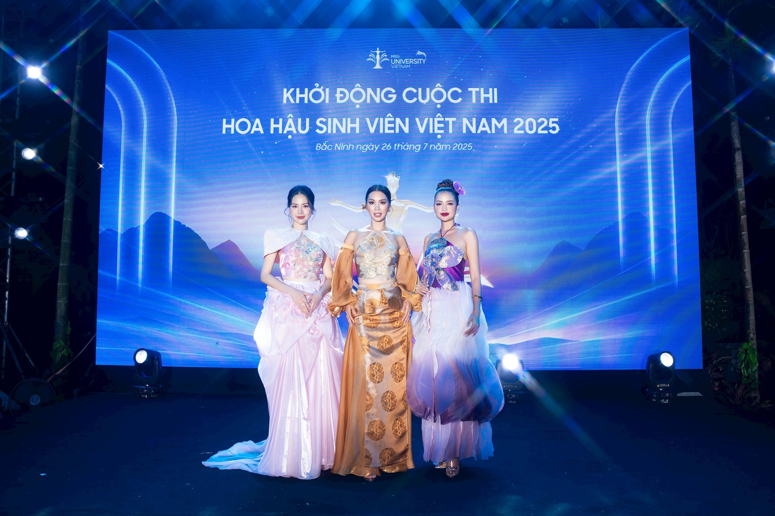 Các nàng hậu và siêu mẫu khoe sắc rực rỡ trên thảm đỏ họp báo Hoa hậu Sinh viên Việt Nam 2025