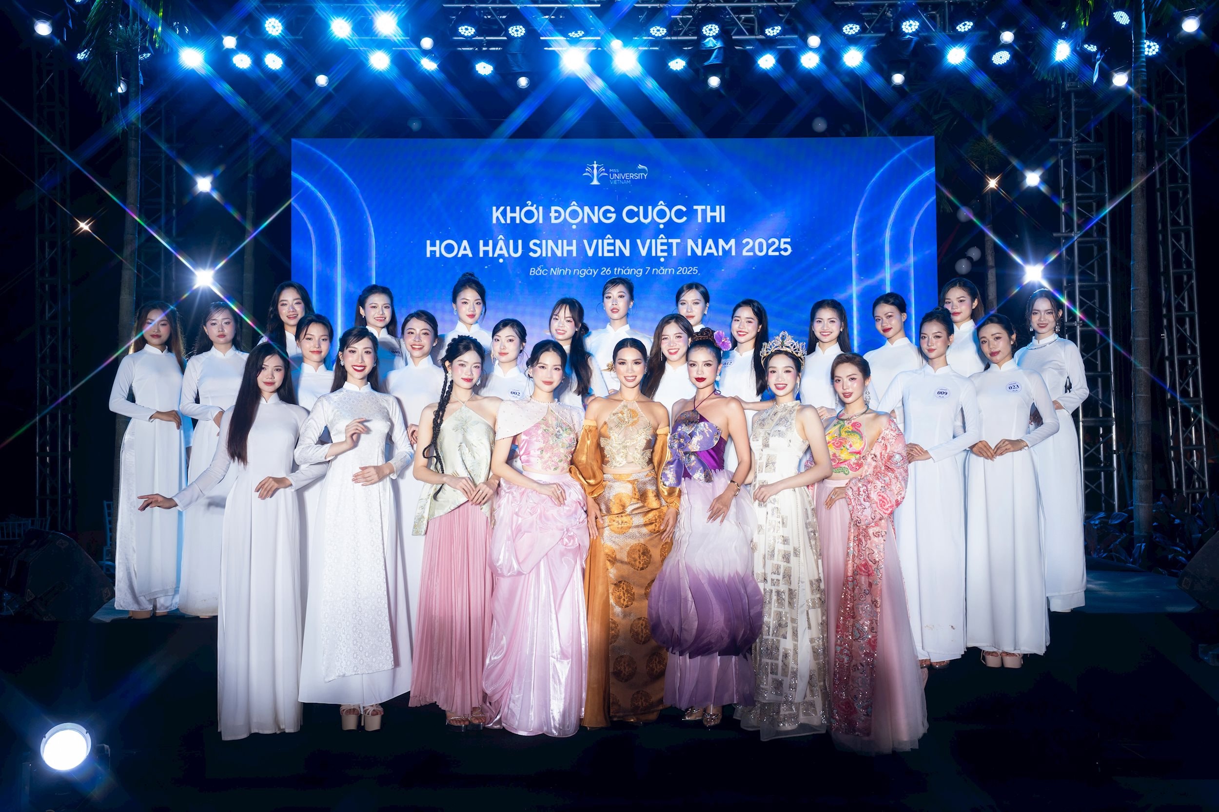Host Hà Anh và hai mentor Ngọc Châu – Quỳnh Hoa chụp ảnh lưu niệm cùng những thí sinh đầu tiên của Hoa hậu Sinh viên Việt Nam 2025 tại buổi họp báo