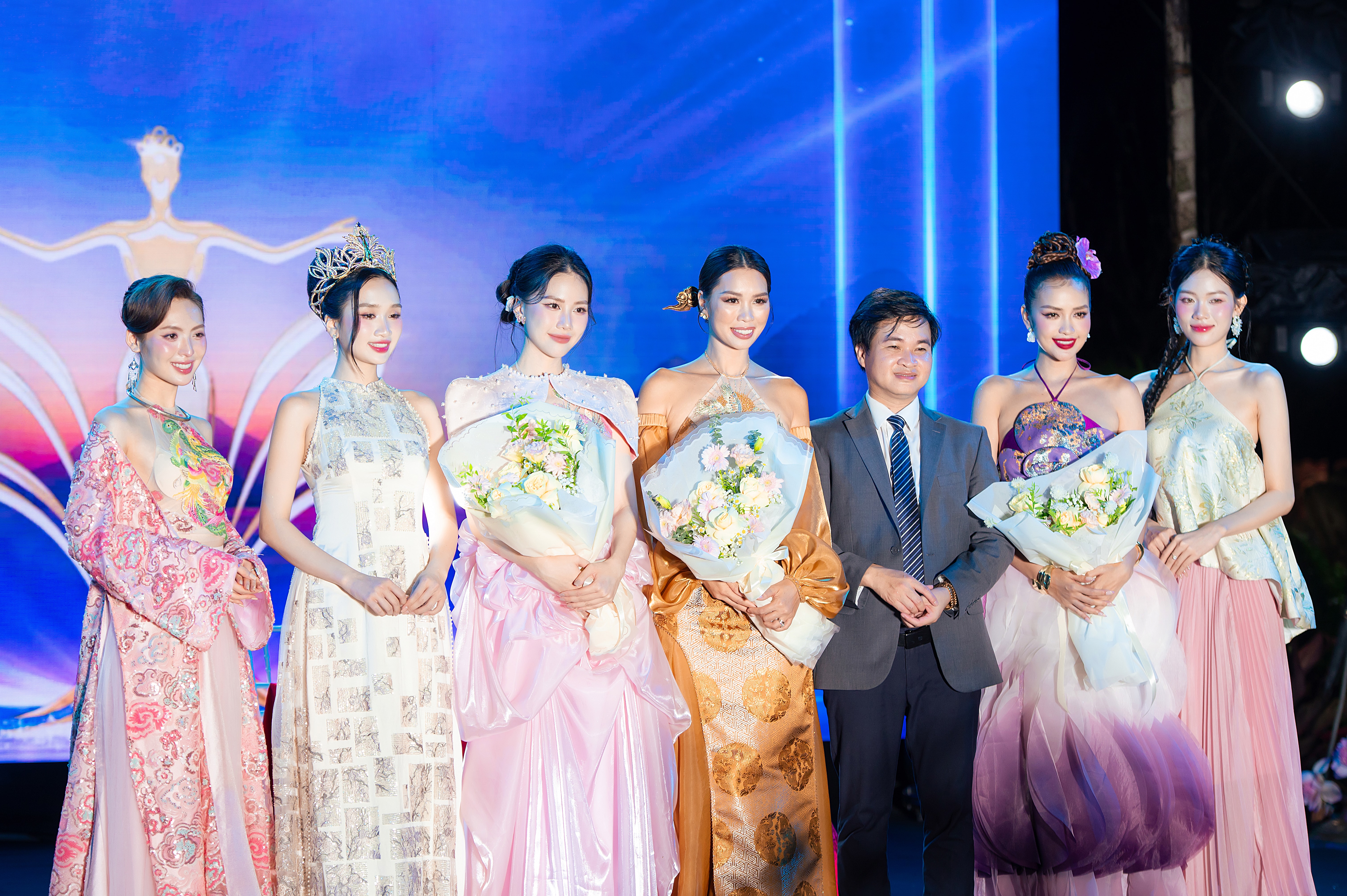 Ông Nguyễn Văn Dự – Chủ tịch Tập đoàn FCF Group, Trưởng BTC cuộc thi – chụp ảnh cùng dàn Mentor, Host Hà Anh và các Hoa - Á hậu Sinh viên Việt Nam 2024 tại lễ công bố mùa giải 2025_