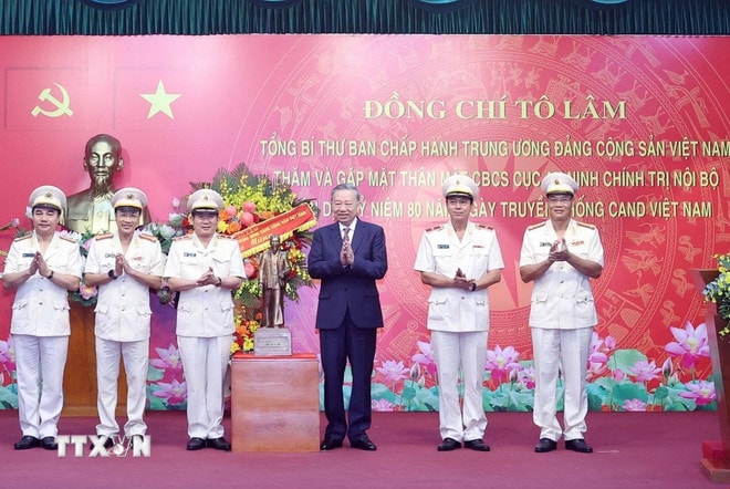 Tổng Bí thư Tô Lâm trao tặng bức tượng Chủ tịch Hồ Chí Minh cho Cục An ninh chính trị nội bộ. (Ảnh: Thống Nhất/TTXVN) ttxvn-tong-bi-thu-cuc-an-ninh-noi-bo-2.jpg