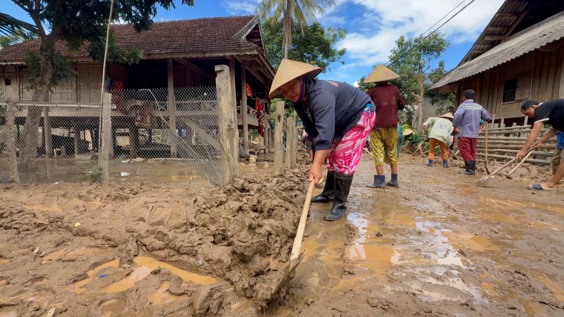 Các tuyến đường nhựa, bê tông sau trận lũ bi trải thêm lớp bùn đất được bà con nhân dân địa phương dọn dẹp (ảnh N.H).