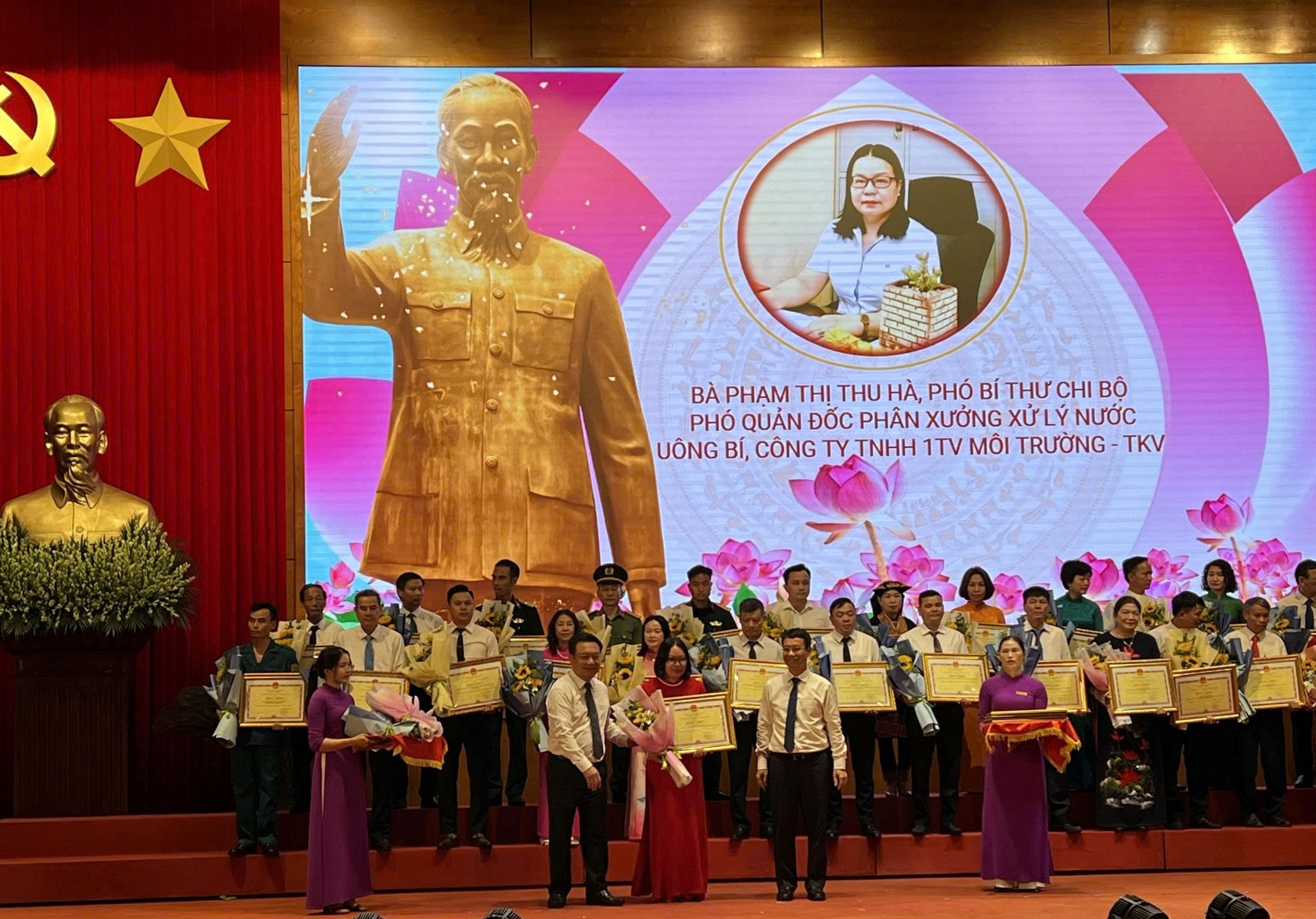 2.Chị Hà dự Hội nghị tuyên dương của UBND tỉnh Quảng Ninh và nhận Bằng khen của Chủ tịch UBND tỉnh vì đã có thành tích xuất sắc trong phong trào thi đua Học và làm theo Bác năm 2024