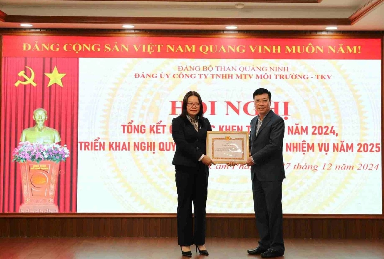 3.ĐC Lã Tuấn Quỳnh - UV BTV, Chủ nhiệm UBKT Đảng ủy TQN trao Bằng Khen của Đảng ủy TQN