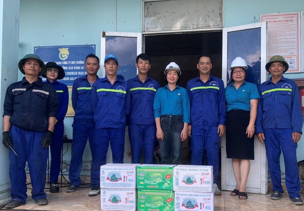 6.Chị Hà đến thăm và tặng quà người lao động