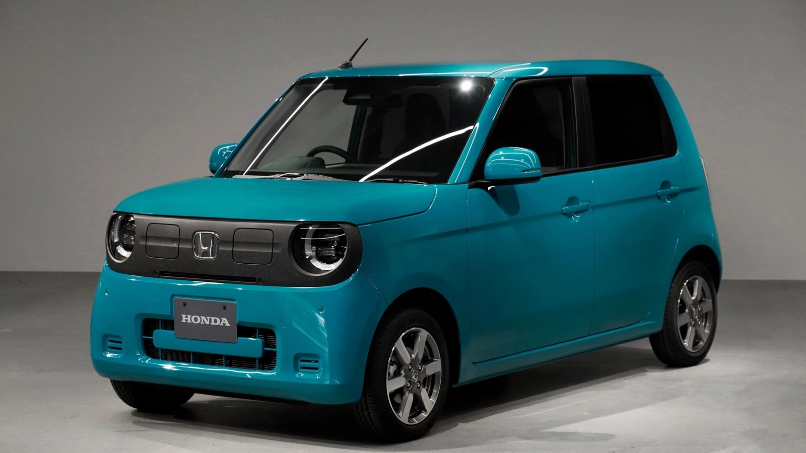 Honda N-One e: có kiểu dáng vuông vức.