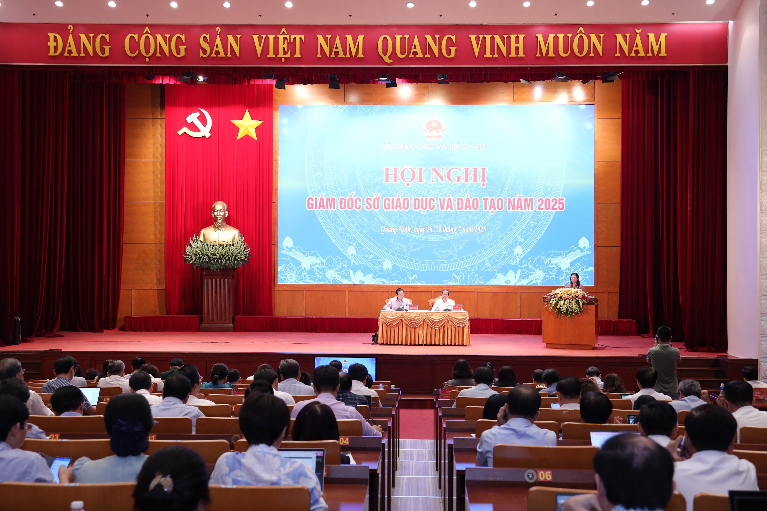 Bộ trưởng Bộ GD&ĐT Nguyễn Kim Sơn và Thứ trưởng Bộ GD&ĐT Phạm Ngọc Thưởng.