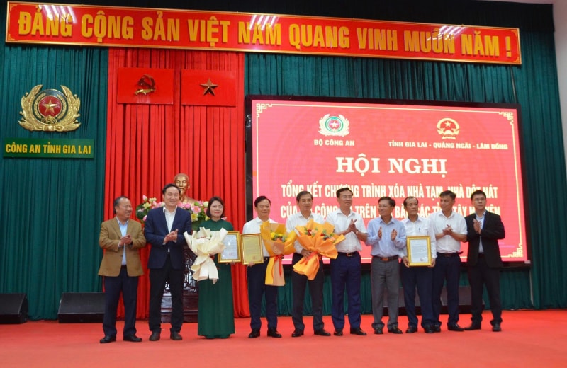 Đại diện lãnh đạo các tỉnh Lâm Đồng, Quảng Ngãi và Gia Lai trao tặng Bằng khen cho các cá nhân, tập thể có thành tích xuất sắc trong đợt thi đua đặc biệt “Chung tay xóa nhà tạm, nhà dột nát”.